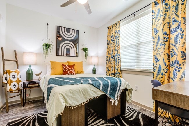 Signature Hartwell Village Apartments | Clemson University | Off