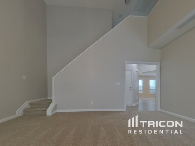Building Photo - 2021 Maple Ridge Dr NW