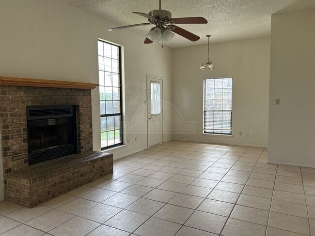 Building Photo - 2209 Fieldstone Dr