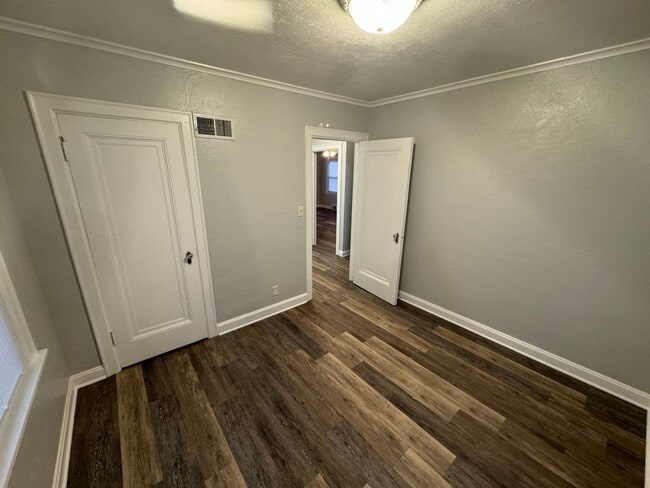 Building Photo - 3 bedroom, 2 bath House with 2 car detache...