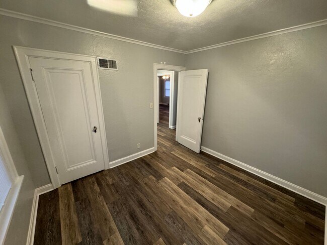 Foto del edificio - 3 bedroom, 2 bath House with 2 car detached garage