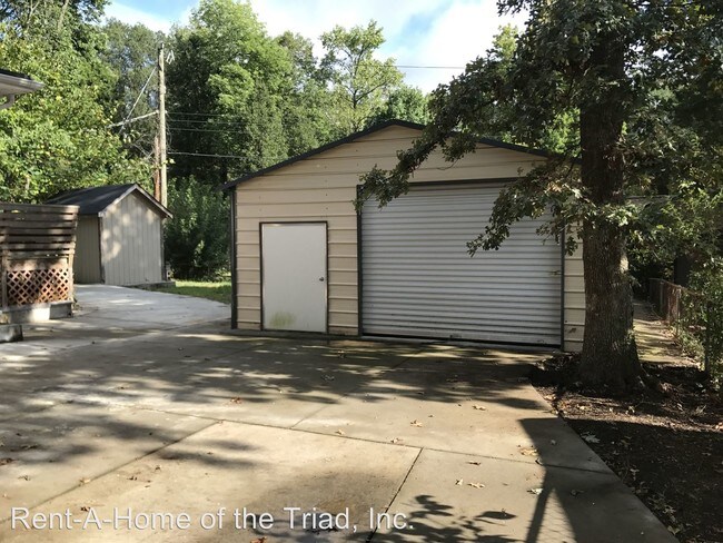 Building Photo - 3 br, 2 bath House - 2409 W. Cornwallis Drive
