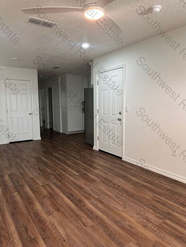 Building Photo - Spacious 2 bedroom 2 bath Duplex.