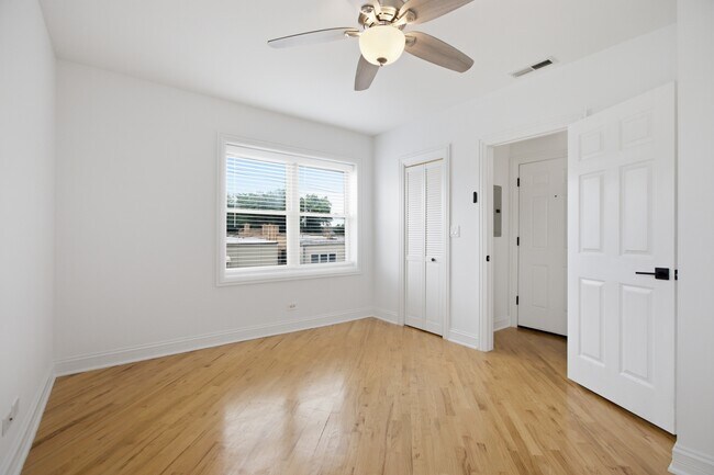 Foto del edificio - 2619 N Harding Ave