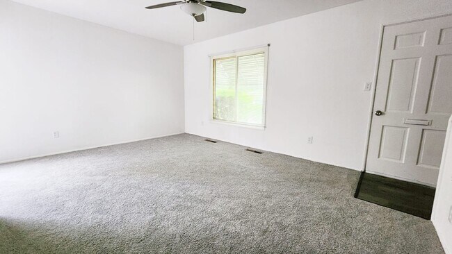 Building Photo - Move in ready!