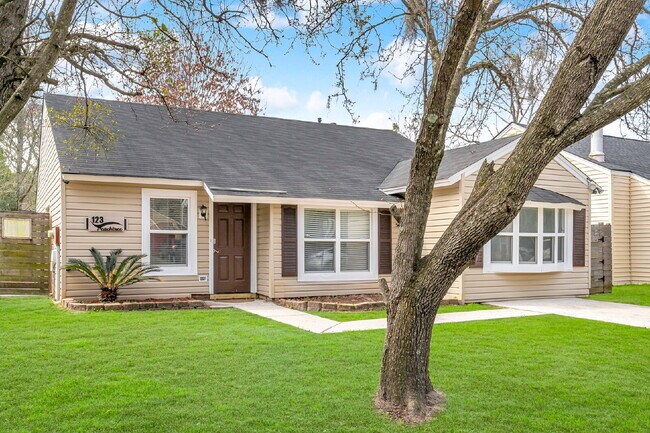 Foto del edificio - Location, Space and convenience at this adorable home.