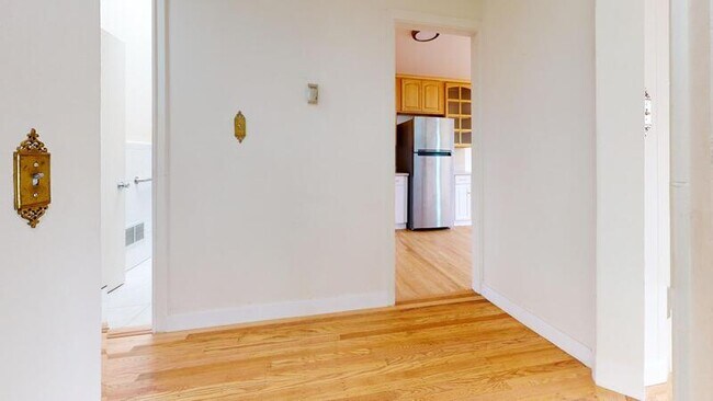 Building Photo - 242 Wyandotte Ave