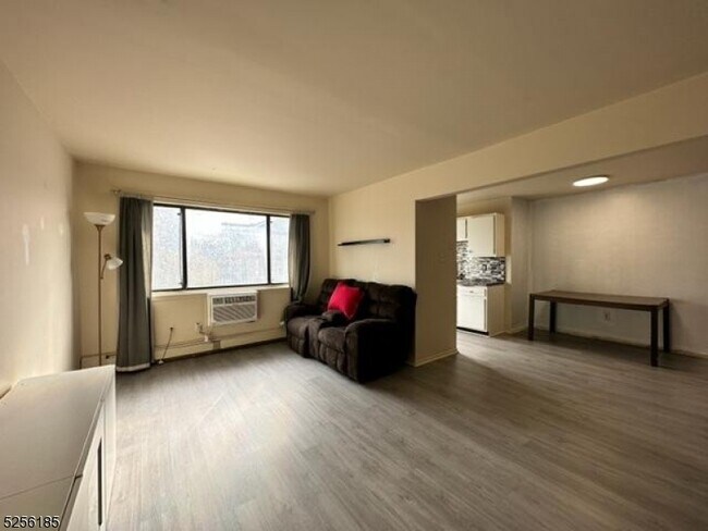 Foto del edificio - 601 Davis Ave