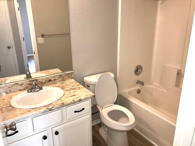 Foto del edificio - 1323 W Desert Cloud Pl