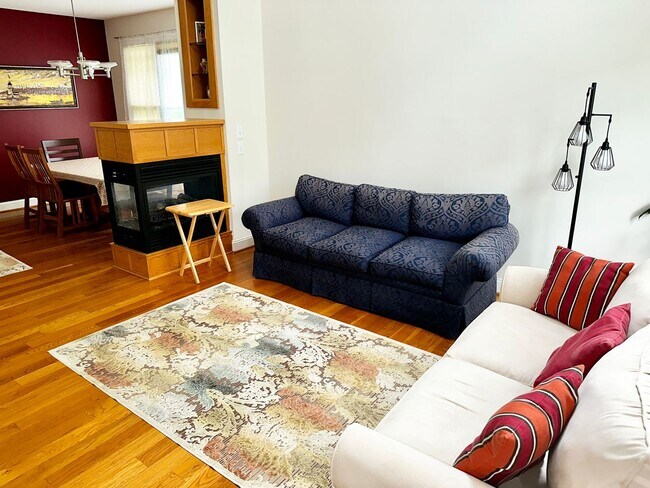 Building Photo - Stylish 3BR, 3BA Townhouse – Prime Locatio...