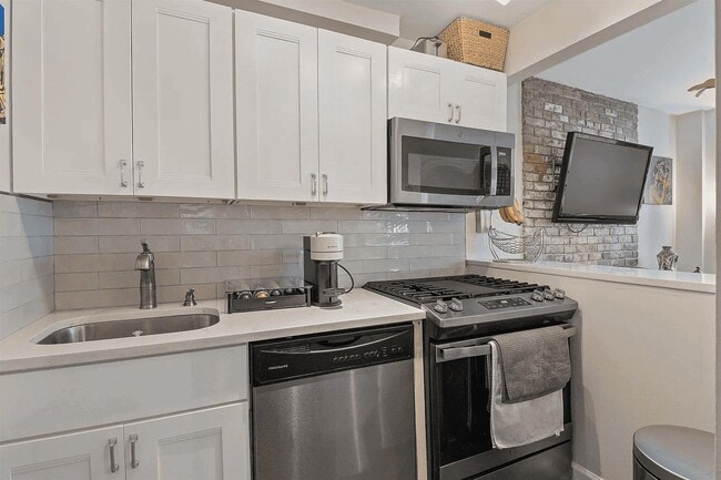 Building Photo - 98 Bright St