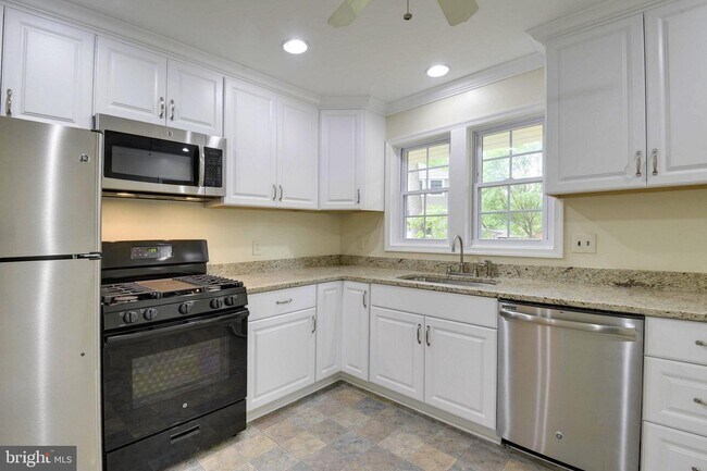 Foto del edificio - 7916 Bainbridge Rd