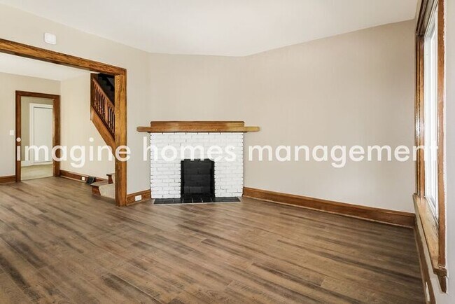 Building Photo - Beautiful 4 Bedroom 1 Bath Duplex in Lakewood