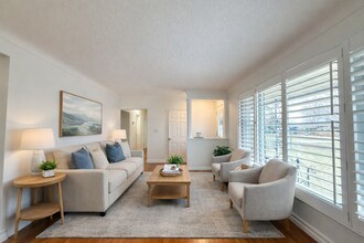 Building Photo - 90 Rochelle Dr