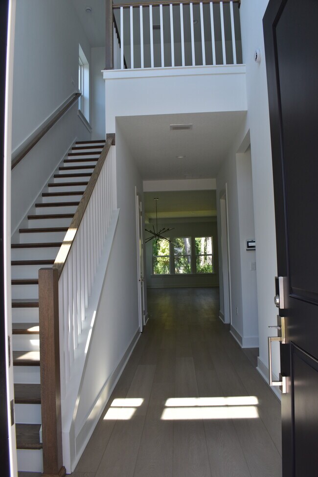 Building Photo - 33 Oakmoss Dr