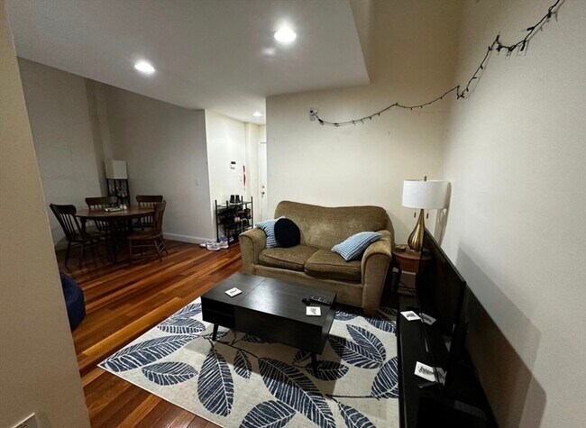 Building Photo - 804 Parker St