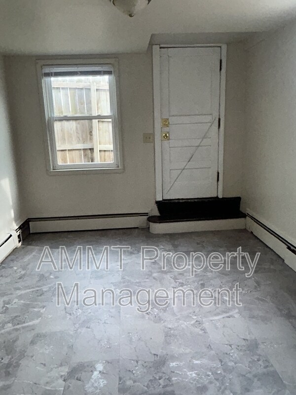 Building Photo - 2833 3rd Ave SE