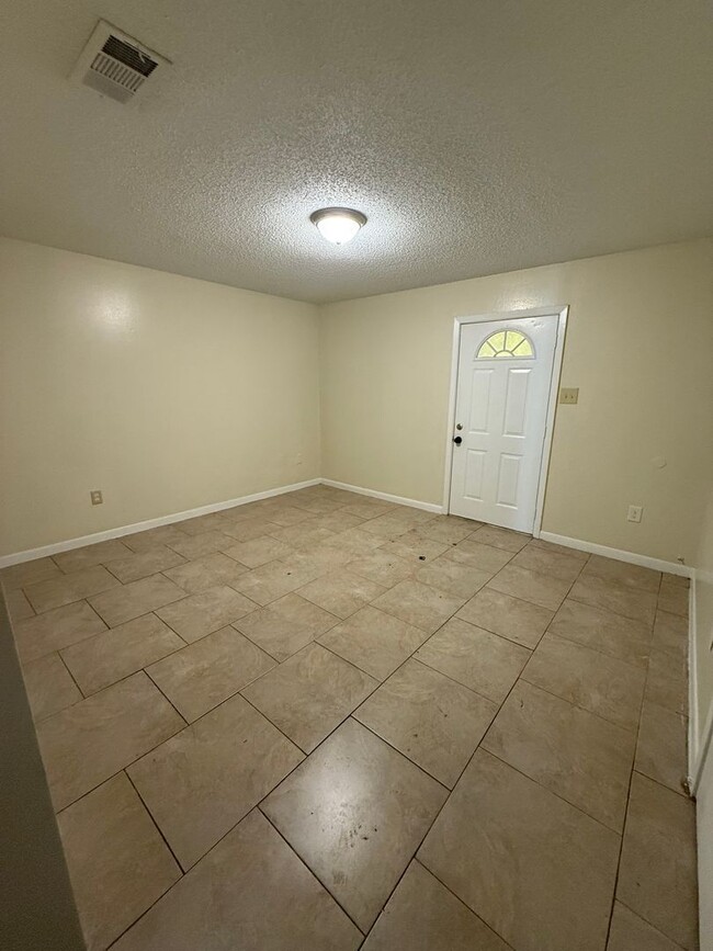 Foto del edificio - DM 8257-59 Keel Ave