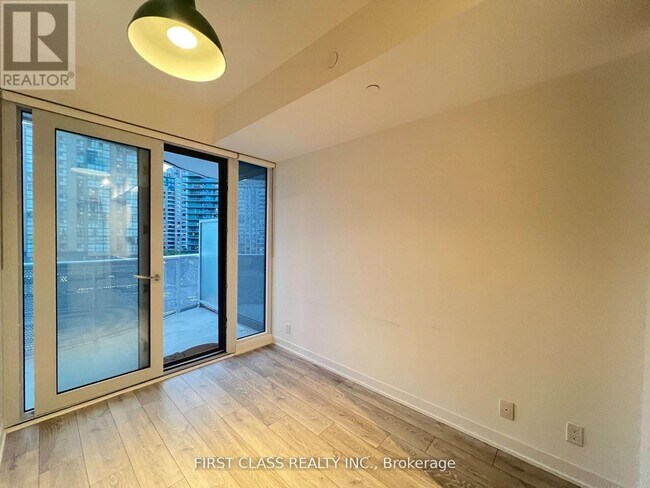 Photo du bâtiment - 15 Holmes Ave