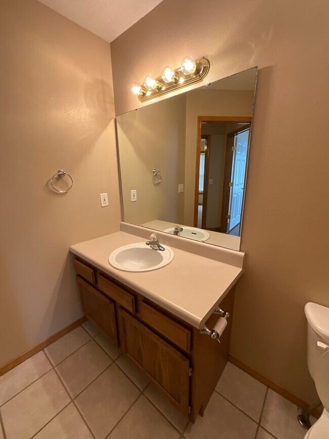 Building Photo - Beautiful Home on Private Setting