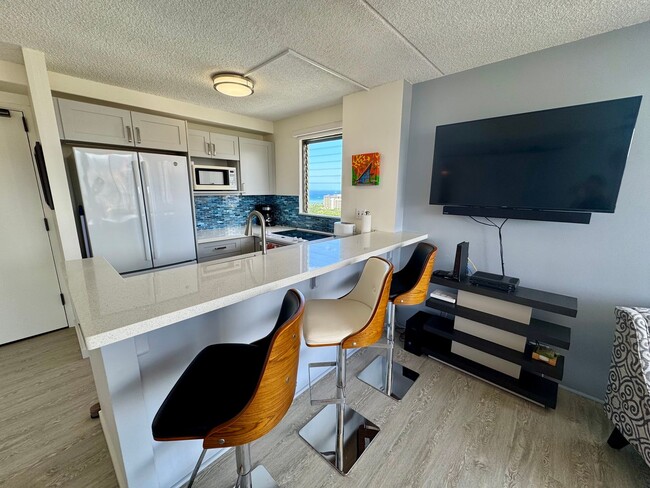 Foto del edificio - Renovated 1 bedroom with 1 parking at Roya...
