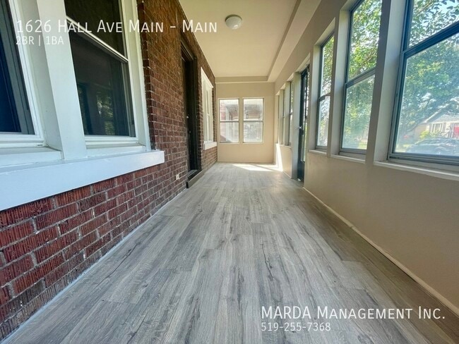 Building Photo - CHARMING 2 BED/1 BATH MAIN FLOOR APARTMENT...