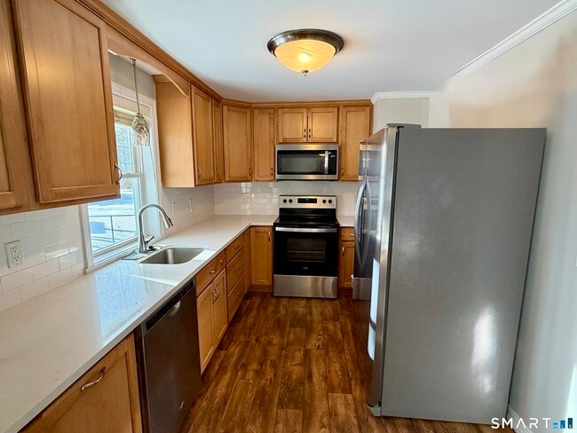 Building Photo - 148 Lois St