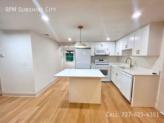 Building Photo - Incredible 2 bed 1 Bath with Dinning Room