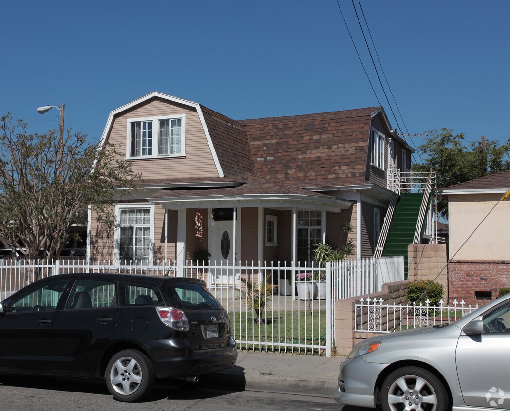 Building Photo - 6019-6023 Pine Ave