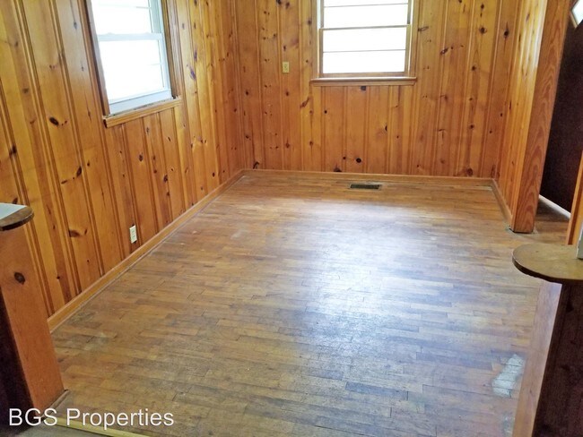 Building Photo - 3 br, 1 bath House - 140 Peach St.
