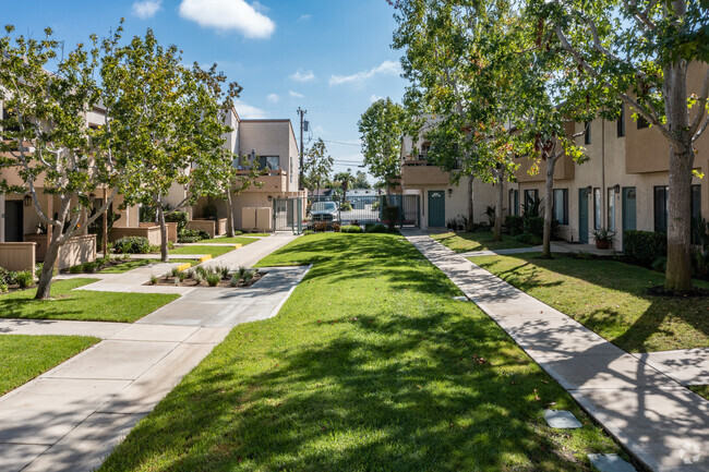 Building Photo - Wallace Court Apartments