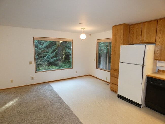 Building Photo - Spacious Studio Shop