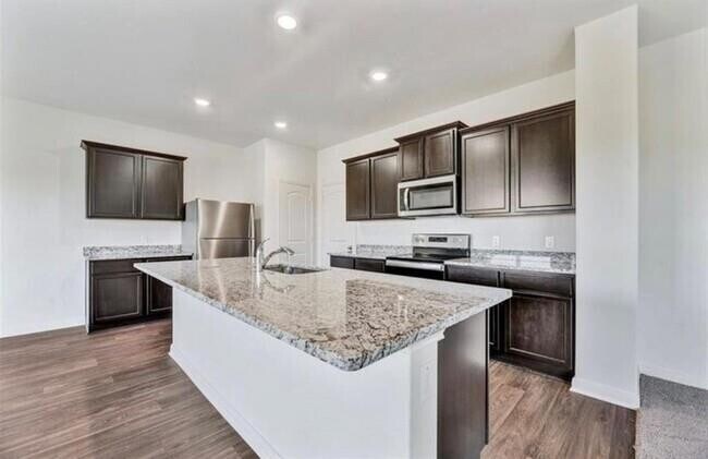 Building Photo - 521 Riverdale Dr