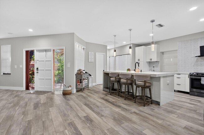 Foto del edificio - 11910 Glenmore Dr