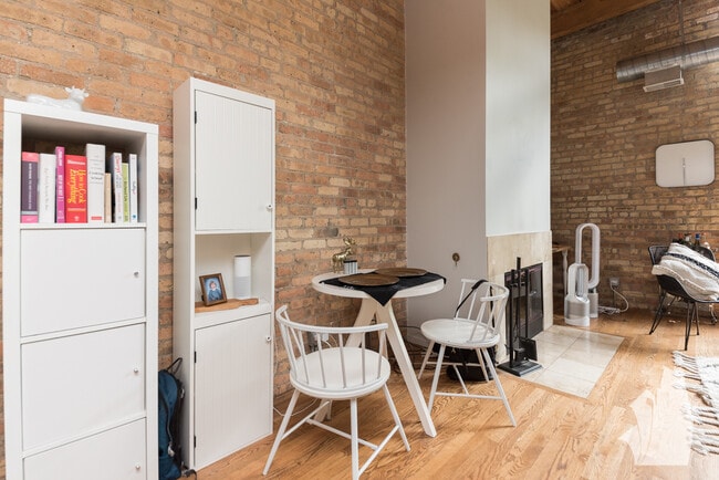 Foto del edificio - 2300 W Wabansia Ave