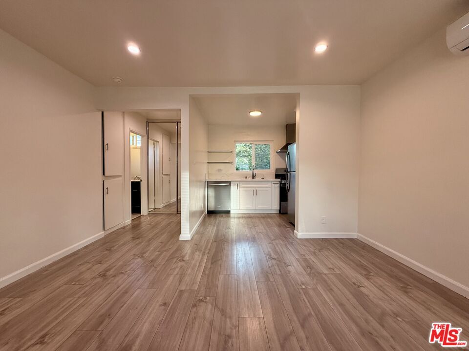 Foto principal - 5246 Whitsett Ave