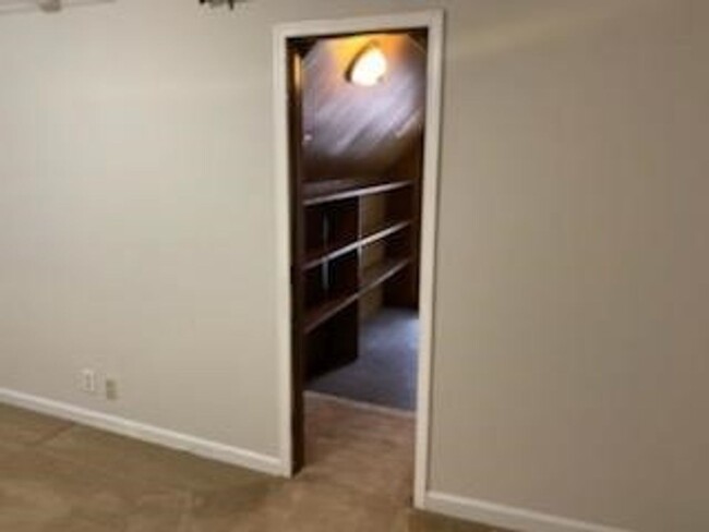 Building Photo - Within Walking Distance to Campus!