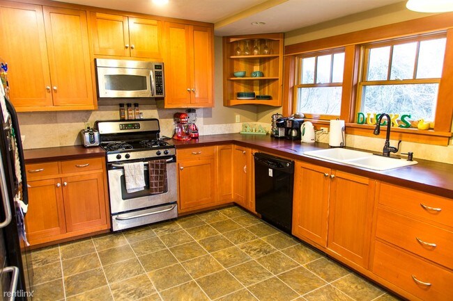 Building Photo - 6 br, 3 bath House - 853 W 11th Aly