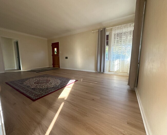 Living Room & Front Door - 325 Valle Vista Ave