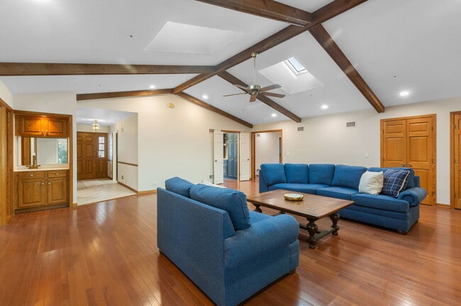 Foto del edificio - 336 Burchell Ave