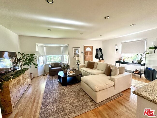 Foto del edificio - 1107 S Bundy Dr