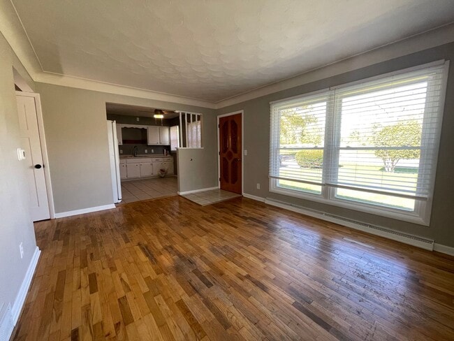 Building Photo - Two Bedroom Duplex in Portage