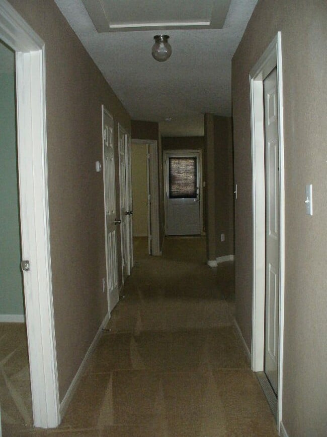 Building Photo - Cozy 3/2 ready for move-in.