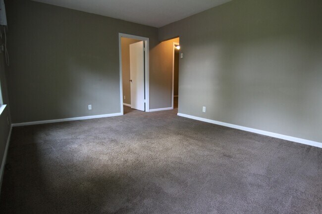 Building Photo - Circle Drive-454