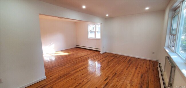 Foto del edificio - 81-60-81242 242nd St
