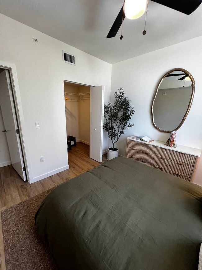 Building Photo - 911 E 26th St