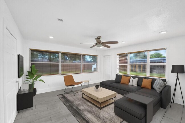 Building Photo - 7021 Park St