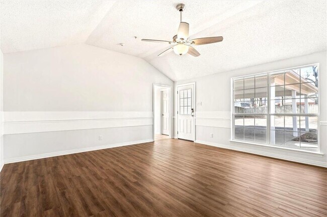 Foto del edificio - 1240 Lynchburg Ct