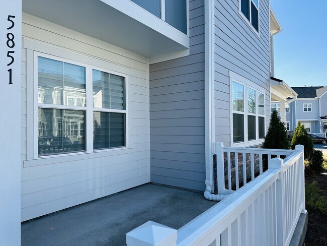 Foto del edificio - 5851 Strathmore Ct