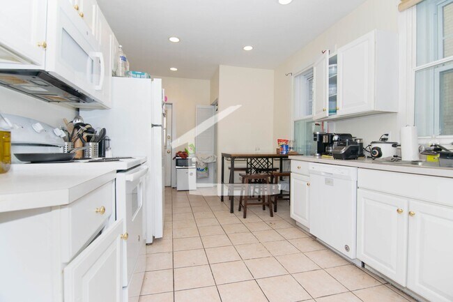 Building Photo - 5-bed w/2-bath * BU * Comm Ave MBTA GL-B